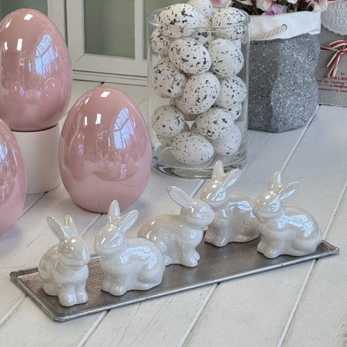 Małe porcelanowe białe zajączki Wielkanocne z perłowym wykończeniem